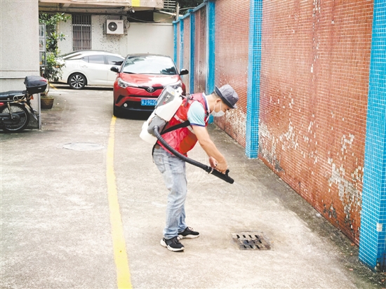 為保障新學(xué)期師生健康安全，鶴山市教育系統(tǒng)以防蚊滅蚊為重點(diǎn)集中開展校園愛國(guó)衛(wèi)生專項(xiàng)行動(dòng)。