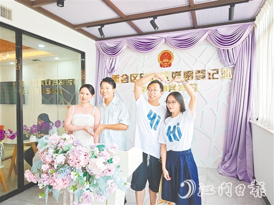 新人們?cè)陬C證大廳合影留念。