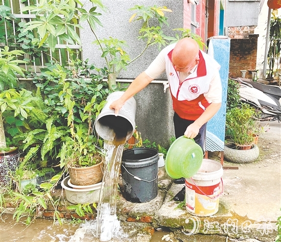 黨員志愿者逐戶排查積水容器等蚊蟲孳生地。