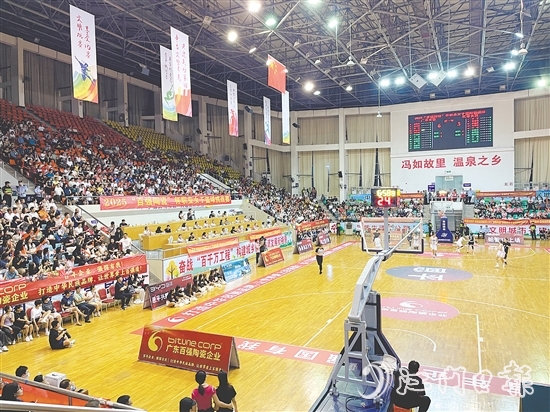 有業(yè)內(nèi)人士表示，女籃賽事的火爆體現(xiàn)了“粉絲經(jīng)濟”的崛起。