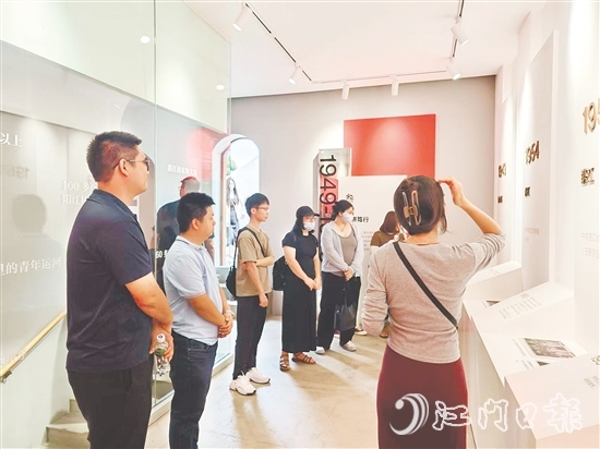 大槐鎮(zhèn)組織青年干部到謝永寬故居參觀學(xué)習(xí)。