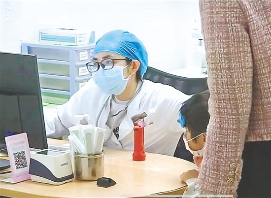 醫(yī)生向患兒及家長(zhǎng)了解情況。