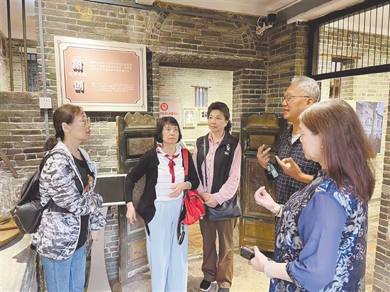 謝軍威經(jīng)?；氐街x創(chuàng)故居，給來(lái)訪的黨員、群眾講述謝創(chuàng)的故事。嚴(yán)建廣