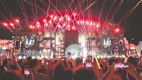 赤坎華僑古鎮(zhèn)舉行夏日焰火音樂會(huì)，吸引眾多游客觀看。