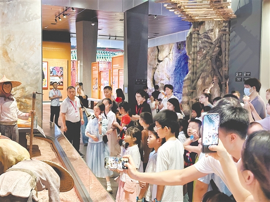 暑期，中國(guó)僑都華僑華人博物館吸引眾多青少年前來參觀。