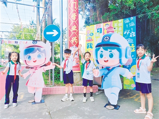 開平教育吉祥物“小開”“小蘋”化身迎賓大使，迎接新生。