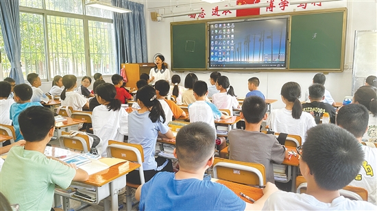 開平市第一中學(xué)七年級(jí)新生在上第一節(jié)課。