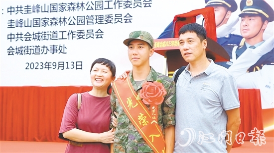 入伍近兩年來，黃壹舟與父母只見過一面。