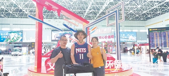 2023年夏天，父親、姐姐送彭濤前往軍校入學(xué)。