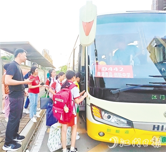 創(chuàng)新中學(xué)線路開通首日，共有40余名學(xué)生體驗(yàn)了服務(wù)。