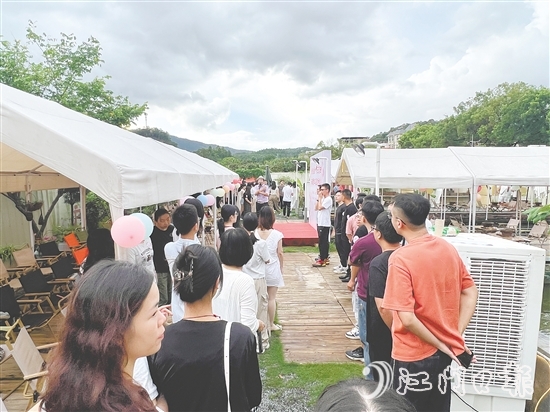 新會區(qū)、蓬江區(qū)聯合舉辦“會聚良緣‘蝦’日戀曲”活動。