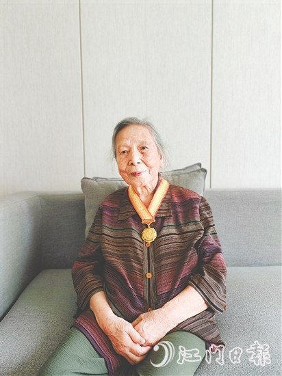 百歲抗戰(zhàn)老同志陸平向記者講述抗戰(zhàn)故事。