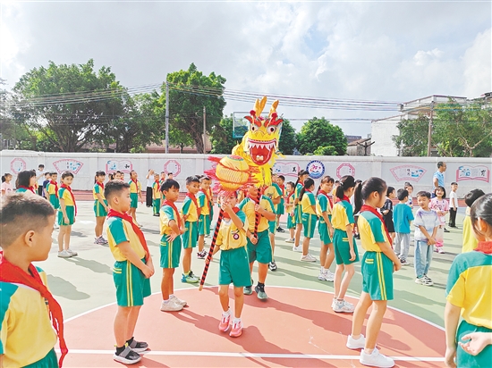 聯(lián)和小學(xué)的同學(xué)們舞動金龍。