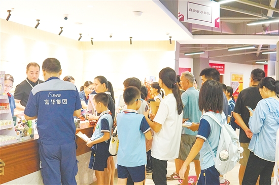 臺(tái)山市新華書店內(nèi)人頭攢動(dòng)，收銀臺(tái)前擠滿了學(xué)生和家長。