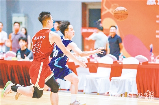 球員在場上敢打敢拼。