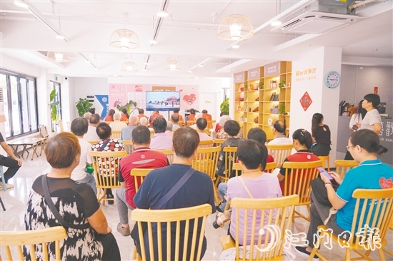 新就業(yè)群體、社區(qū)居民、黨員志愿者一同觀看閱兵儀式。