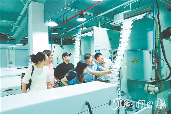 江門企業(yè)家研修班學(xué)員參觀恒健實(shí)業(yè)智能生產(chǎn)線。