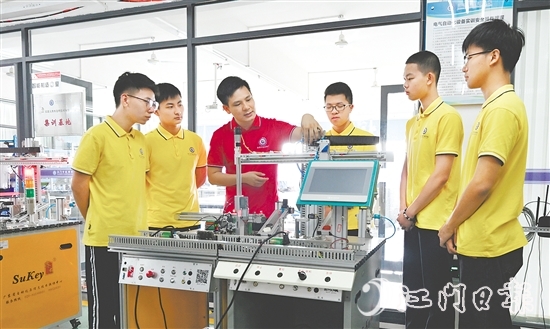 吳恩來正在指導(dǎo)學(xué)生們實訓(xùn)。