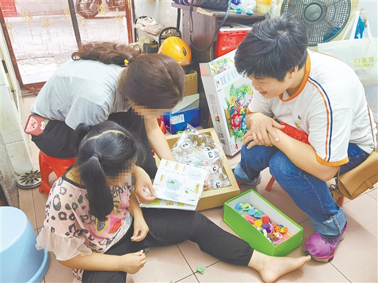 “愛心父母”上門關愛困境兒童。