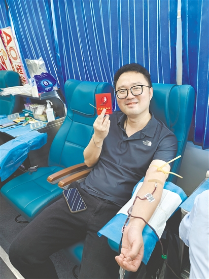 職工干部積極參與獻血。