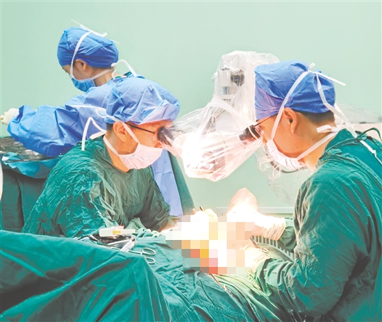 中山一院教授團隊現(xiàn)場指導手術(shù)。