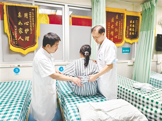 醫(yī)生對(duì)患者進(jìn)行治療。