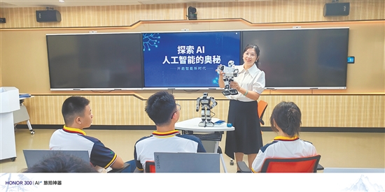 馮健群在授課。