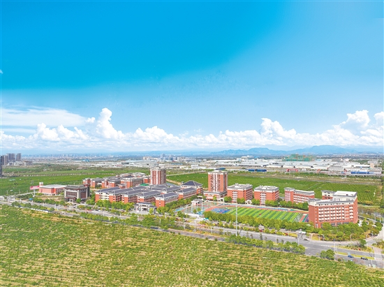 學(xué)校全景。