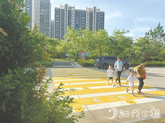 會城街道碧桂園社區(qū)發(fā)動轄區(qū)幼兒園參與斑馬線的設計。