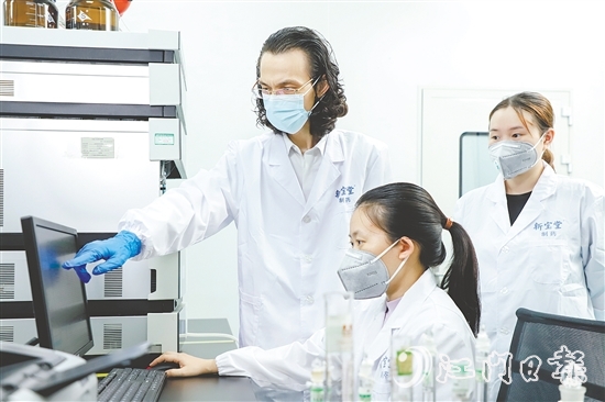 新寶堂在中醫(yī)制藥板塊投入大量科研力量。