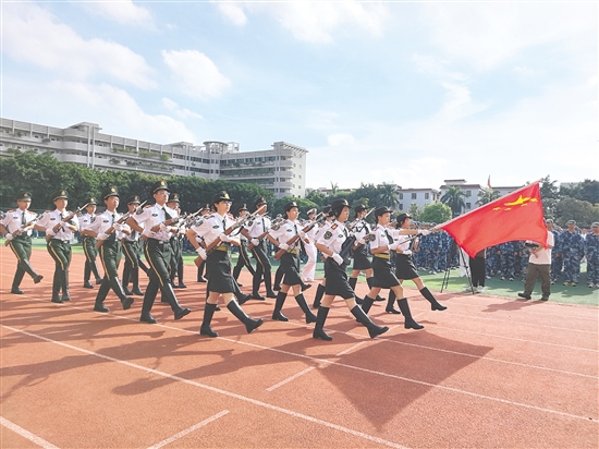 培英高中軍訓(xùn)會(huì)操表演上，同學(xué)們精神抖擻。