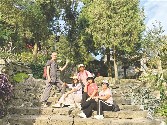 江門春秋國旅的9月收客量預(yù)計同比增長20%左右，以中老年群體為主。