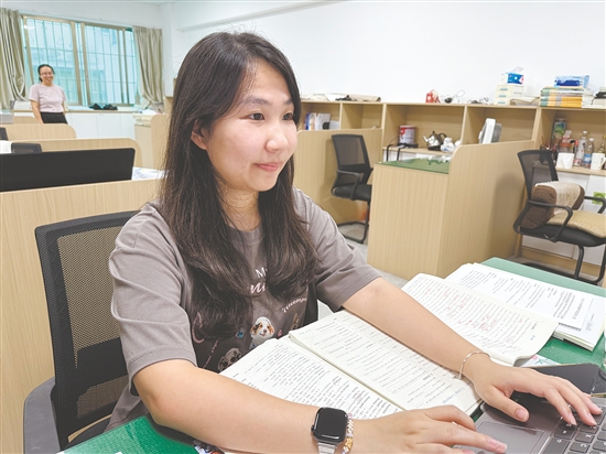 李敏婷畢業(yè)后回到母校，成為一名英語教師。