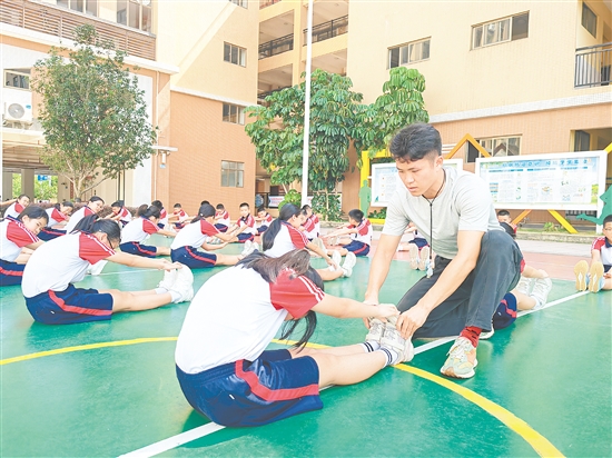 廖甘偉組織學生進行體能訓練。