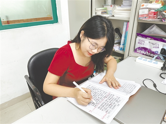 在從教的第三年，李雯婷已能“獨當一面”。