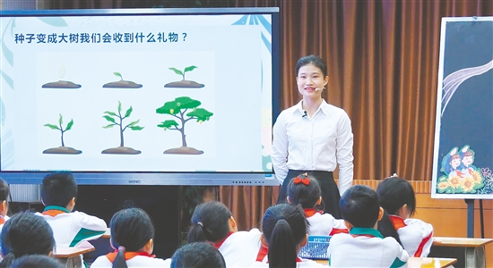 在心理健康教育課上，李甜甜引導學生思考問題。