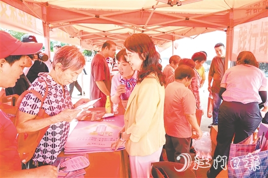 金融工作者與市民互動，宣傳存款保險知識。