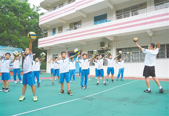 沙坪街道第四小學(xué)于2016年組建排球隊，為學(xué)生打造提升排球技能的平臺。