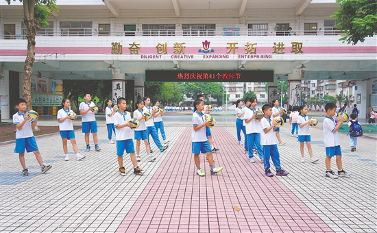 沙坪街道第四小學(xué)別出心裁地推出校園排球操。