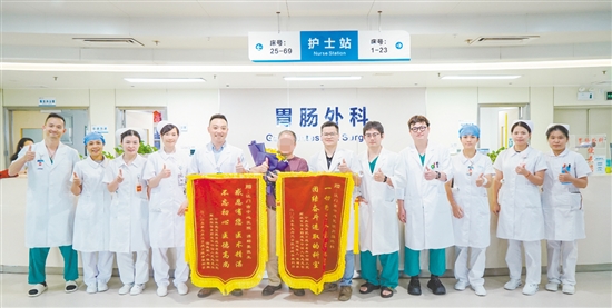 患者家屬專程送來兩面錦旗。