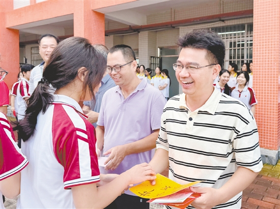 恩平市恩城中學(xué)的學(xué)生向老師送上教師節(jié)禮物。