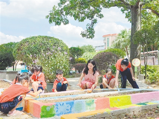 在老師和同學們的描繪下，中醫(yī)藥圃變得色彩繽紛。