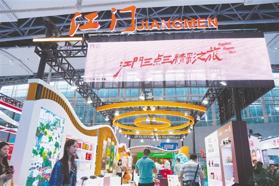 踏入江門展館，濃郁的僑鄉(xiāng)文化氣息撲面而來。