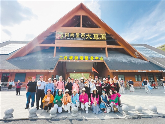 團友們在阿西里西大草原合影留念。