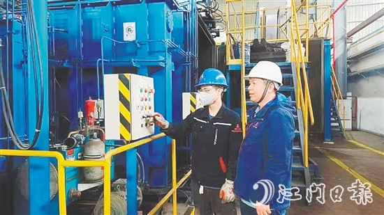 王顏臣（右）與同事操作儀器。