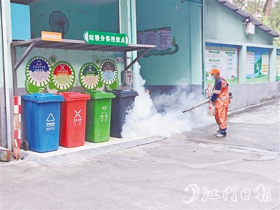 在北園新村垃圾收集點(diǎn)，環(huán)衛(wèi)工人進(jìn)行藥物噴灑。