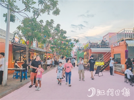 南職大學(xué)路限時步行街啟用后，吸引周邊群眾、師生及游客前來打卡。