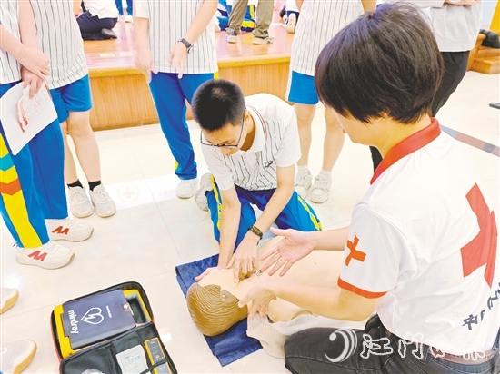 學(xué)生在講師的指導(dǎo)下反復(fù)練習(xí)，熟練掌握急救動作要領(lǐng)。