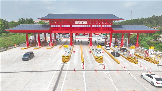 江鶴高速新共和收費(fèi)站正式通車，成為本地又一特色門戶。