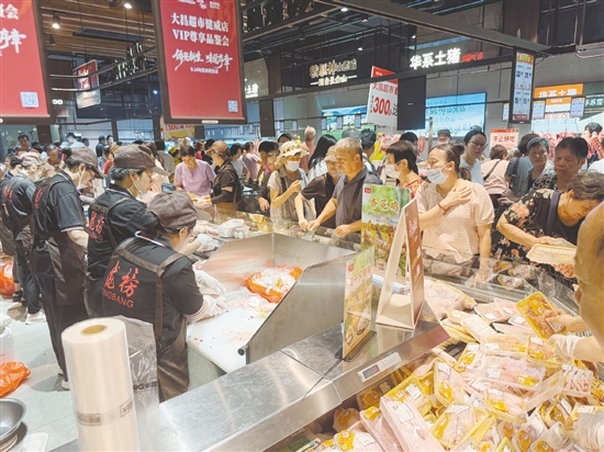 前來購(gòu)物的顧客絡(luò)繹不絕。